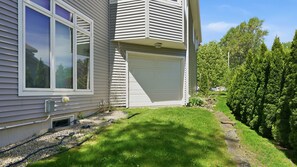 A house with a garage, a window, and a grassy yard with trees. - Rochester Lakeview 4br With Firepit Sleeps 6 4 Bedroom Home (Rochester)
