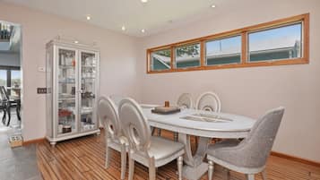 Maison, 3 chambres | Restauration