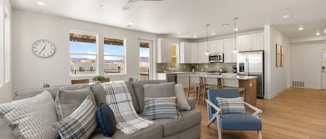 Condo, 3 Bedrooms | Living area