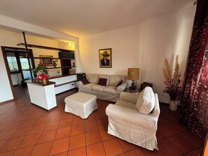 TV - Nice apartment for 6 guests with WIFI and terrace (Lucca)