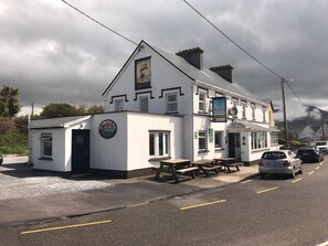 Exterior - WESTEND BAR & SELECT ACCOMMODATION (TRALEE)
