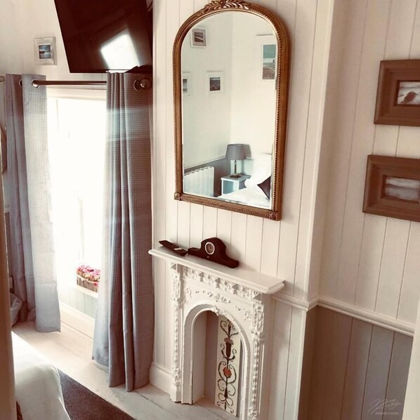 Double or Twin Room, Ocean View | Desk, laptop workspace, free WiFi