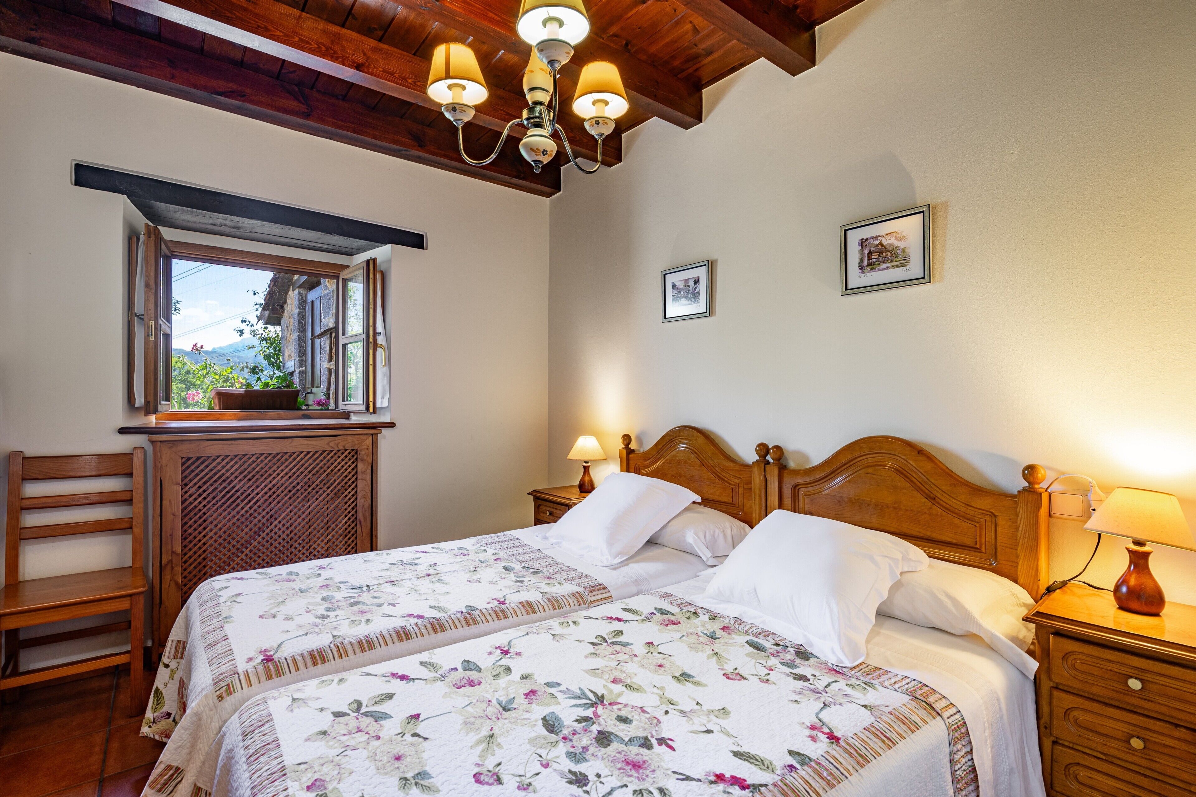 Tabla de planchar con plancha, wifi y ropa de cama 