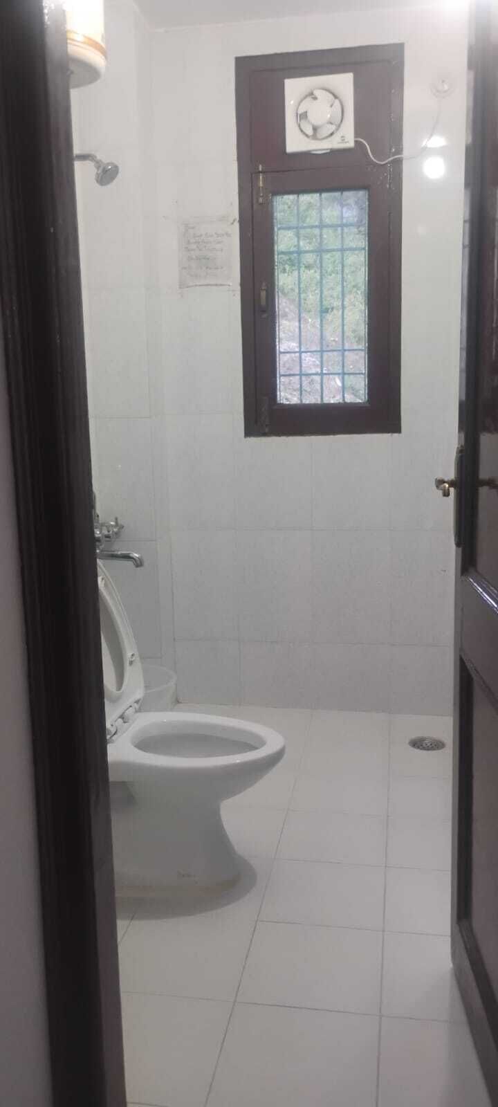 Superior dubbelrum - utsikt mot staden | Badrum | Dusch, gratis toalettartiklar och handdukar