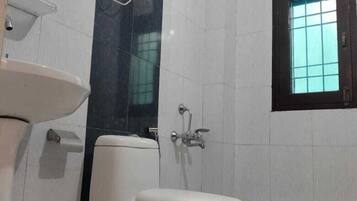 Deluxe Double Room, City View | Bathroom
