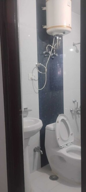 Superior Double Room, City View | Bathroom | Shower, free toiletries, towels - Shimla Forest View Green Hotel (Shimla)