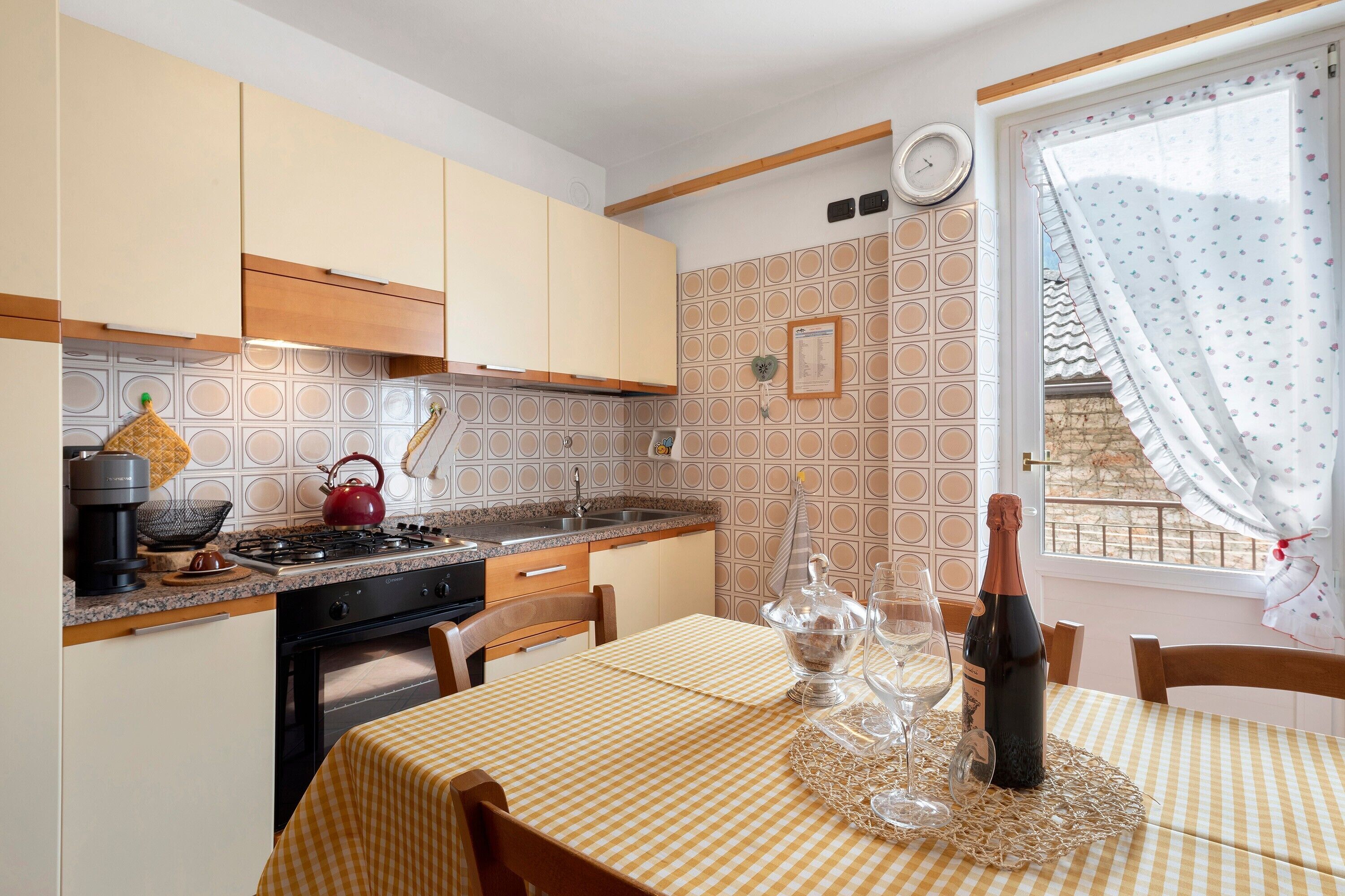 Refrigerador, horno, placa de cocina, cafetera/tetera