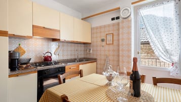 Refrigerador, horno, placa de cocina, cafetera/tetera