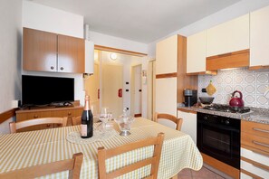 Cafetera/tetera, refrigerador, horno, placa de cocina