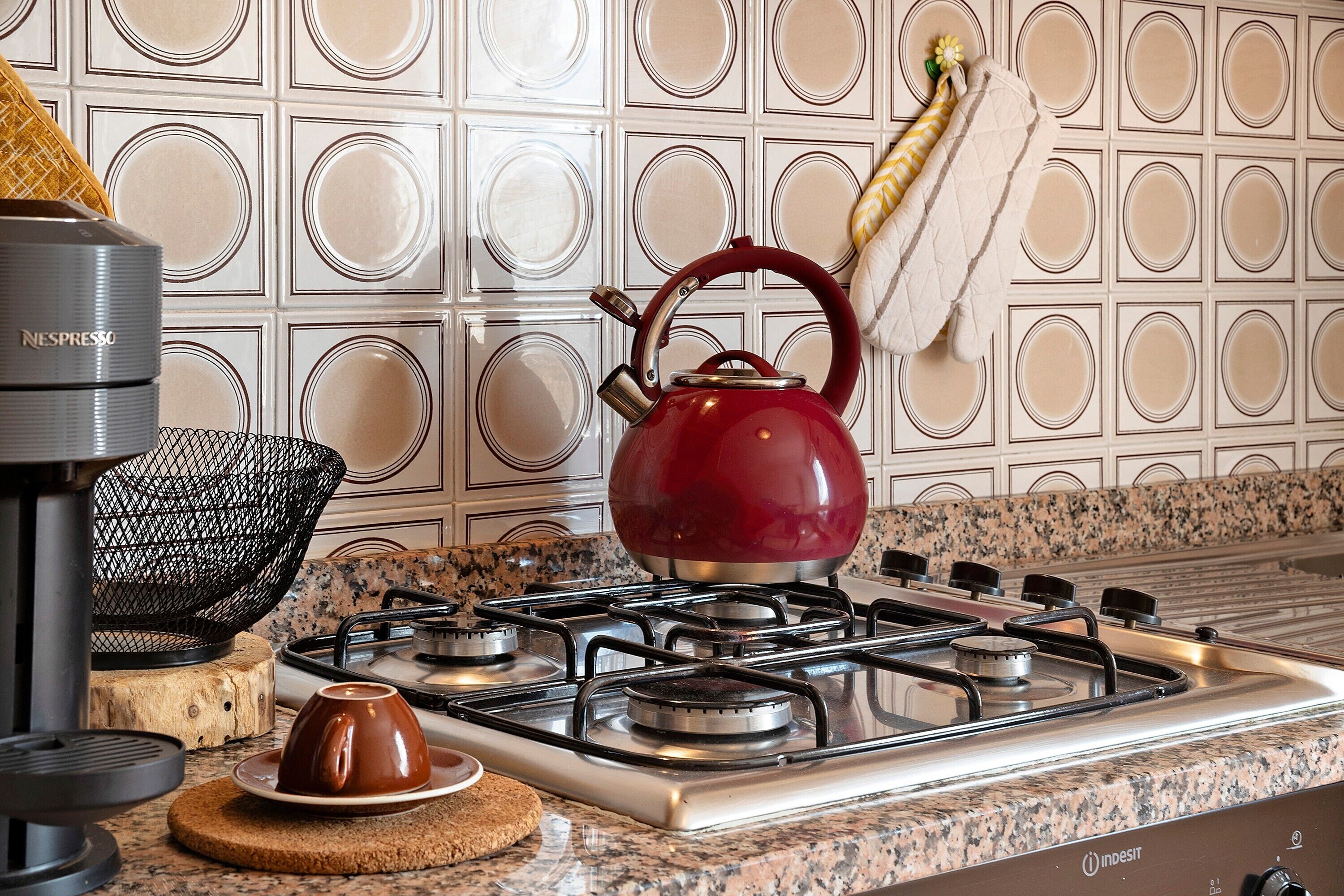 Fridge, oven, stovetop, coffee/tea maker