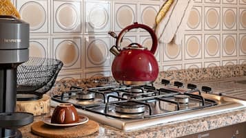 Fridge, oven, stovetop, coffee/tea maker