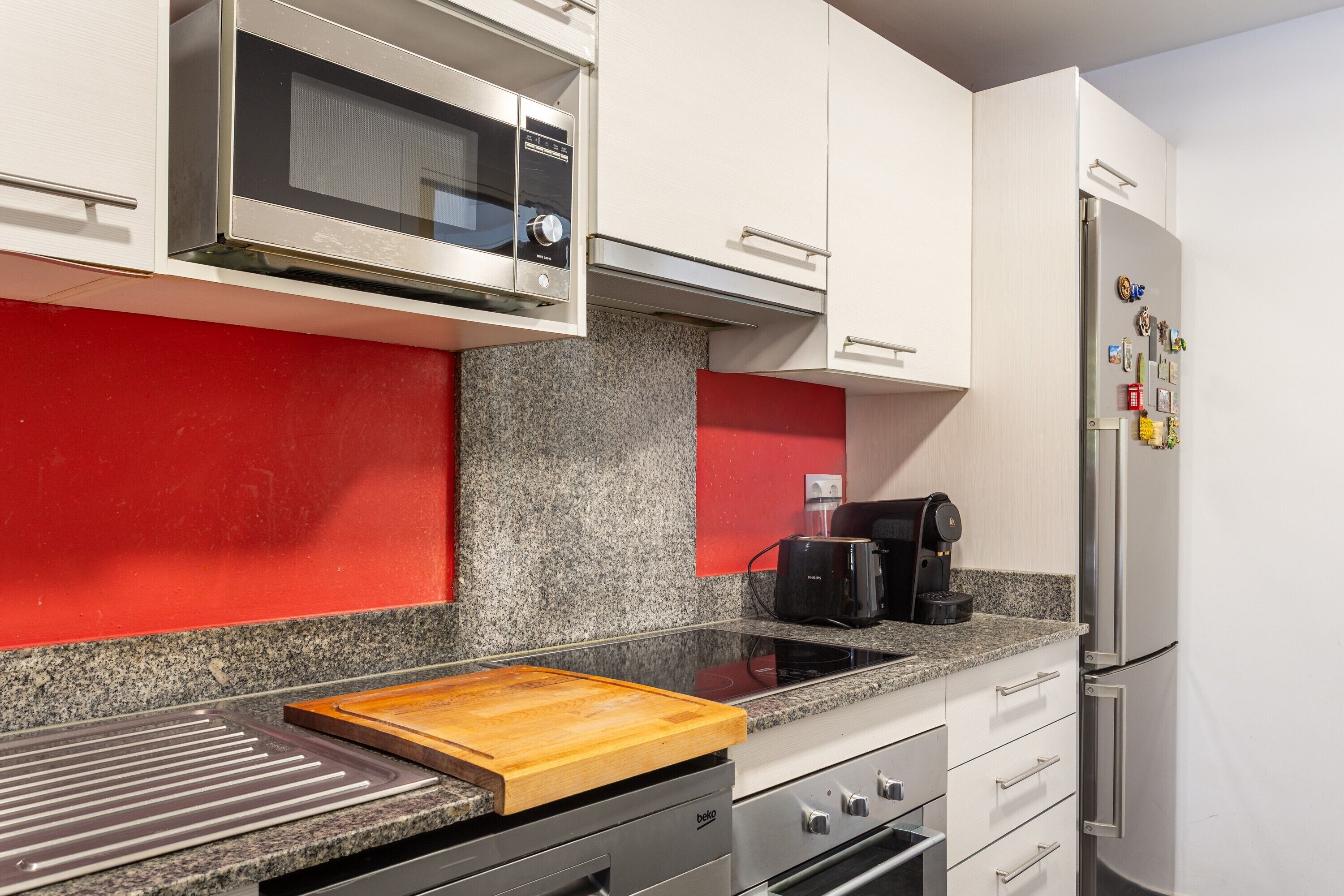 Kühlschrank, Mikrowelle, Ofen, Herdplatte
