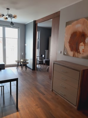 Et moderne interiør med et spiseområde, et stort skab og et billede på væggen.