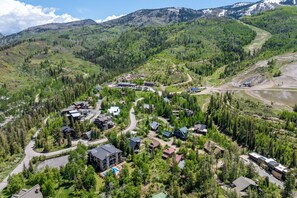 Eine Vogelperspektive eines Resorts mit mehreren Gebäuden, Straßen und einer Bergkulisse.