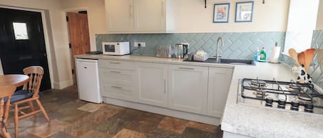 Cottage | Private kitchen | Cookware/dishes/utensils
