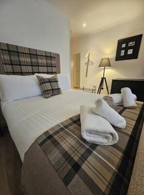 Room - Luxury 1 Bedroom Apartment with Loch View *BLL*— A Peaceful Escape (Balmaha)