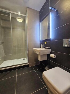 Bathroom - Luxury 1 Bedroom Apartment with Loch View *BLL*— A Peaceful Escape (Balmaha)