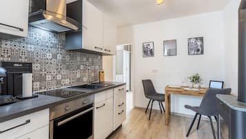 Coffee/tea maker, fridge, microwave, oven