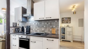 Coffee/tea maker, fridge, microwave, oven