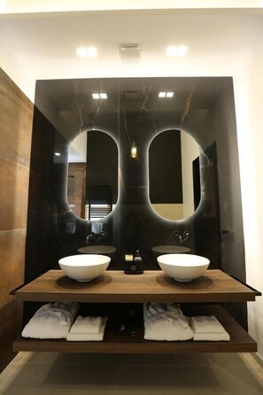 Habitación triple de lujo, balcón, vista a la ciudad | Spa