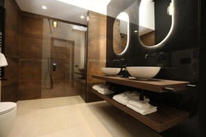 Habitación triple de lujo, balcón, vista a la ciudad | Baño