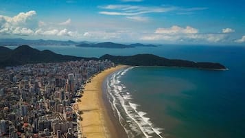 Ubicación cercana a la playa, arena blanca y 4 bares en la playa