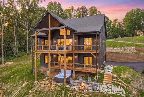 Phoenix Lodge - Killer Mountain Views, Hot Tub, Firepit + Sleeps 10