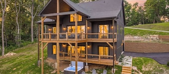 Phoenix Lodge - Killer Mountain Views, Hot Tub, Firepit + Sleeps 10