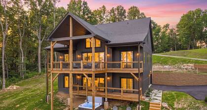 Phoenix Lodge - Killer Mountain Views, Hot Tub, Firepit + Sleeps 10