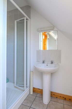 Bathroom - Burren Way Cottage No 1 - a home that sleeps 6 guests in 3 bedrooms (CE)