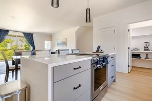 Wasserkocher mit Kaffee-/Teezubehör, Kühlschrank, Mikrowelle, Ofen