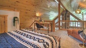 Ein gemütliches Zimmer mit Bett, Schreibtisch und Blick ins Freie.