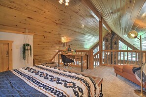 Ein gemütliches Zimmer mit Bett, Schreibtisch und Blick ins Freie.