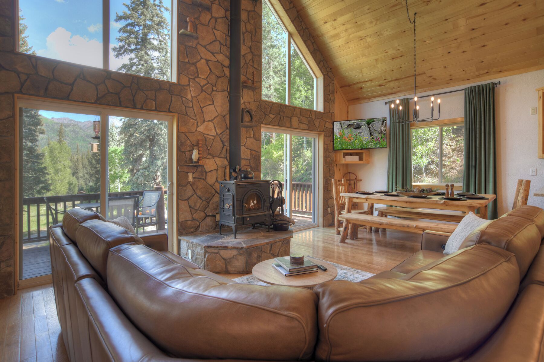 Smart TV, fireplace, ping pong
