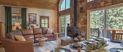 Smart TV, chimenea y tenis de mesa