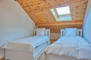 Room - Quiet village house in medieval quarter (Saint-Crepin)