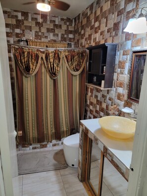 Bathroom - Wonderful 1-bedroom apartment with AC in vibrant Montego Bay (Montego Bay)