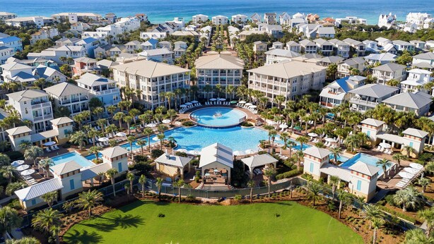 Ein Resort mit mehreren Gebäuden, einem zentral gelegenen Pool und Blick auf den Ozean.
