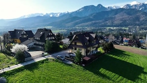 Un quartiere residenziale con case, un parcheggio e vista sulle montagne.