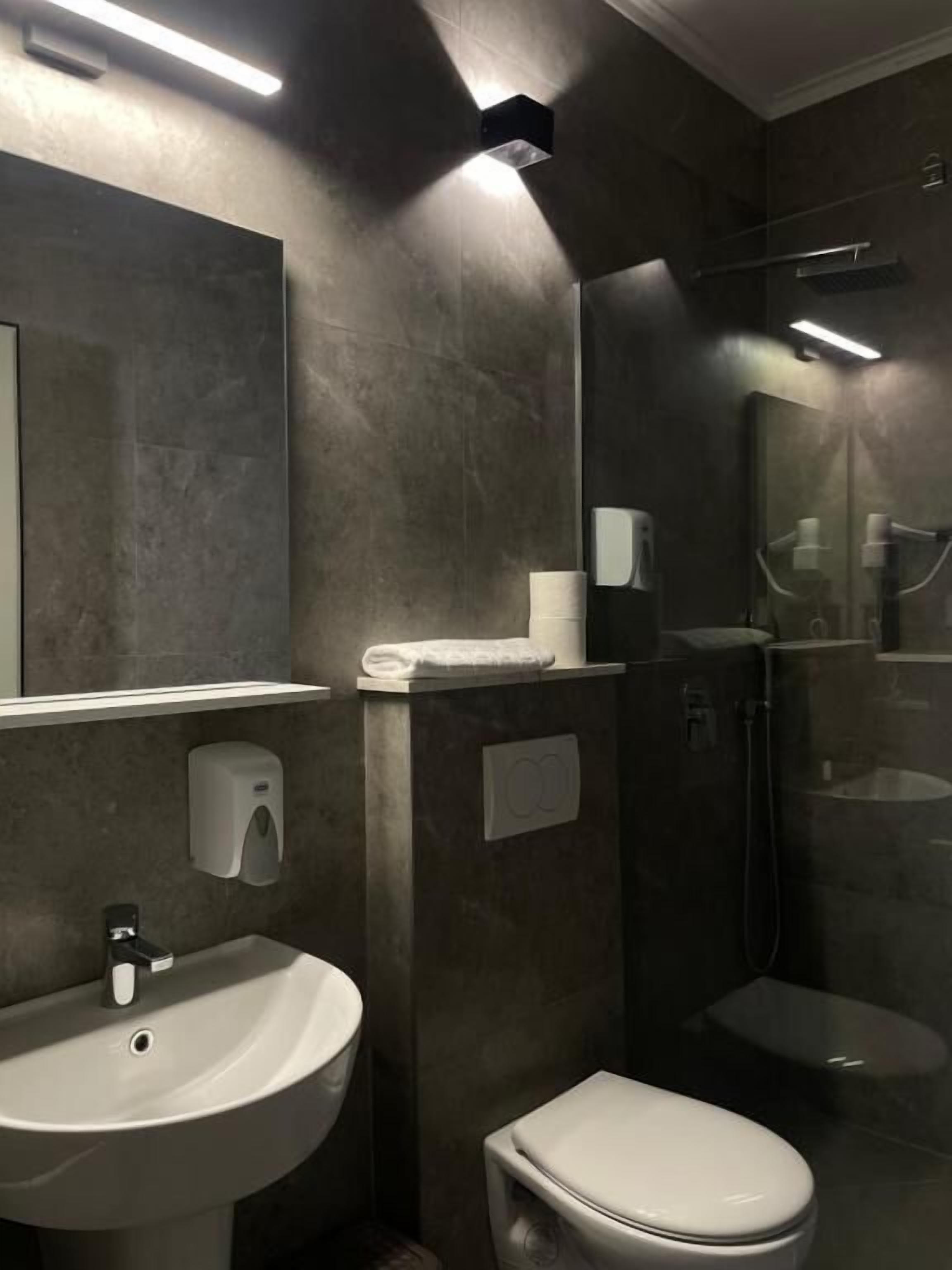 Shower, free toiletries, towels
