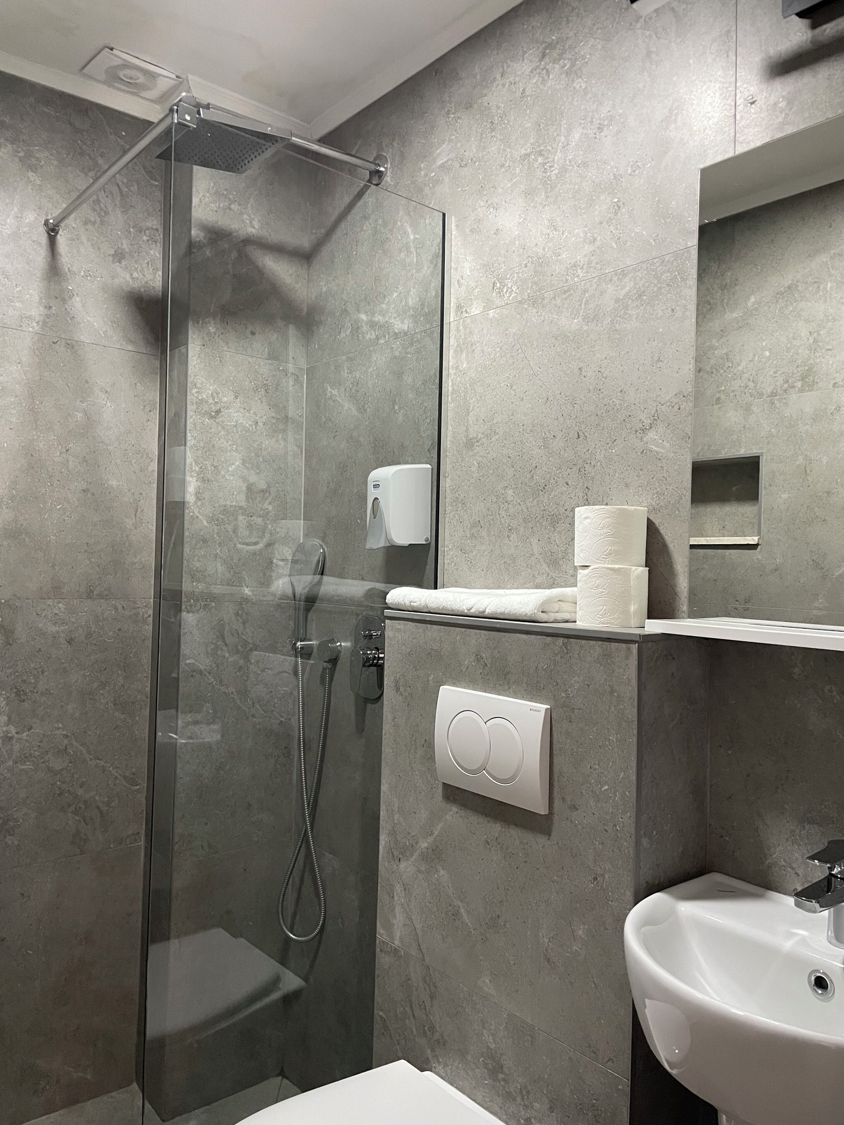 Habitación básica doble, vistas a la ciudad | Baño | Ducha, artículos de higiene personal gratuitos y toallas