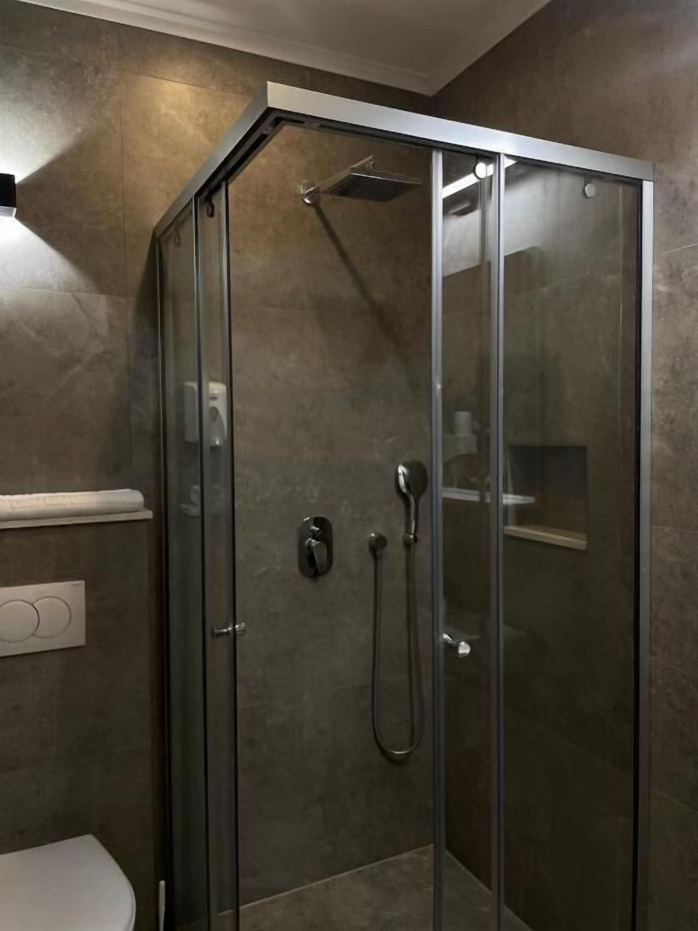 Een douche, gratis toiletartikelen, handdoeken