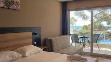 Vierpersoonskamer, uitzicht op zee | Een bureau, gratis wifi, beddengoed, rolstoeltoegang