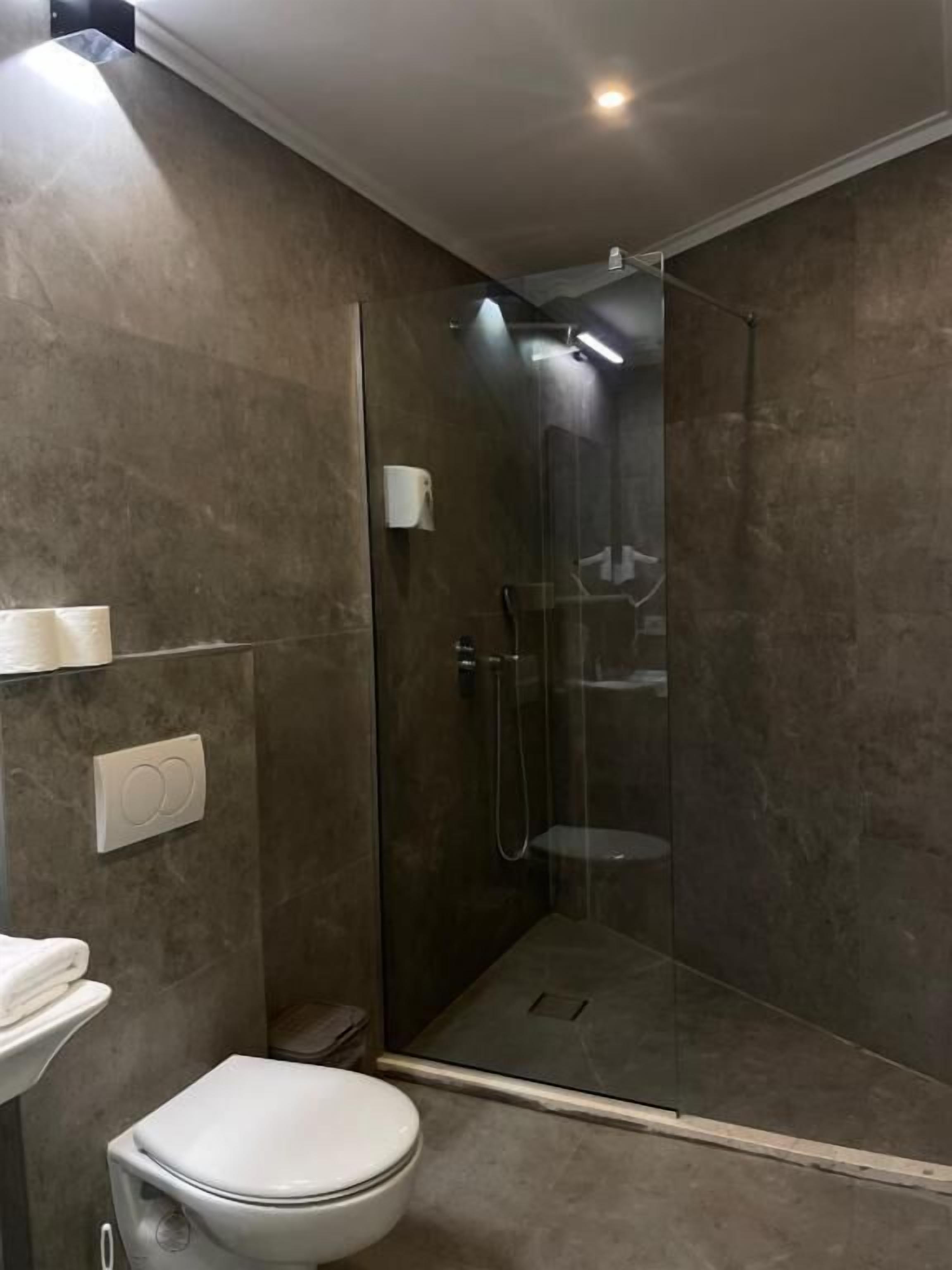 Ducha, artículos de higiene personal gratuitos y toallas