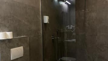 Ducha, artículos de higiene personal gratuitos y toallas