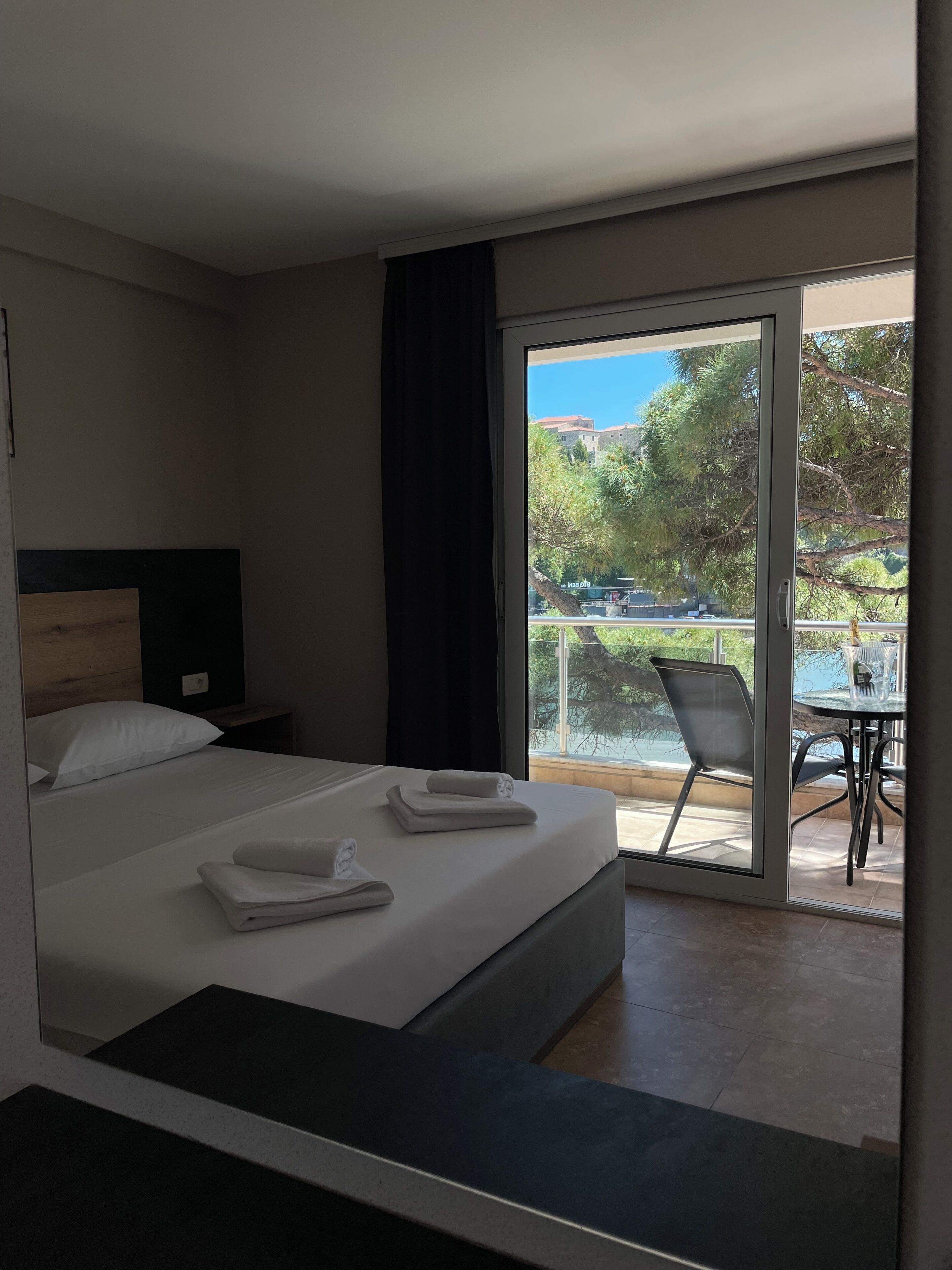Habitación doble, vistas al mar | Escritorio, wifi gratis, ropa de cama y accesible en silla de ruedas