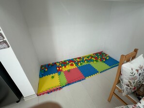 A room with a play area featuring colorful foam mats and a ball pit. - Holiday Home 'Ar Doce' with Private Pool, Wi-Fi and Air Conditioning (Portel)
