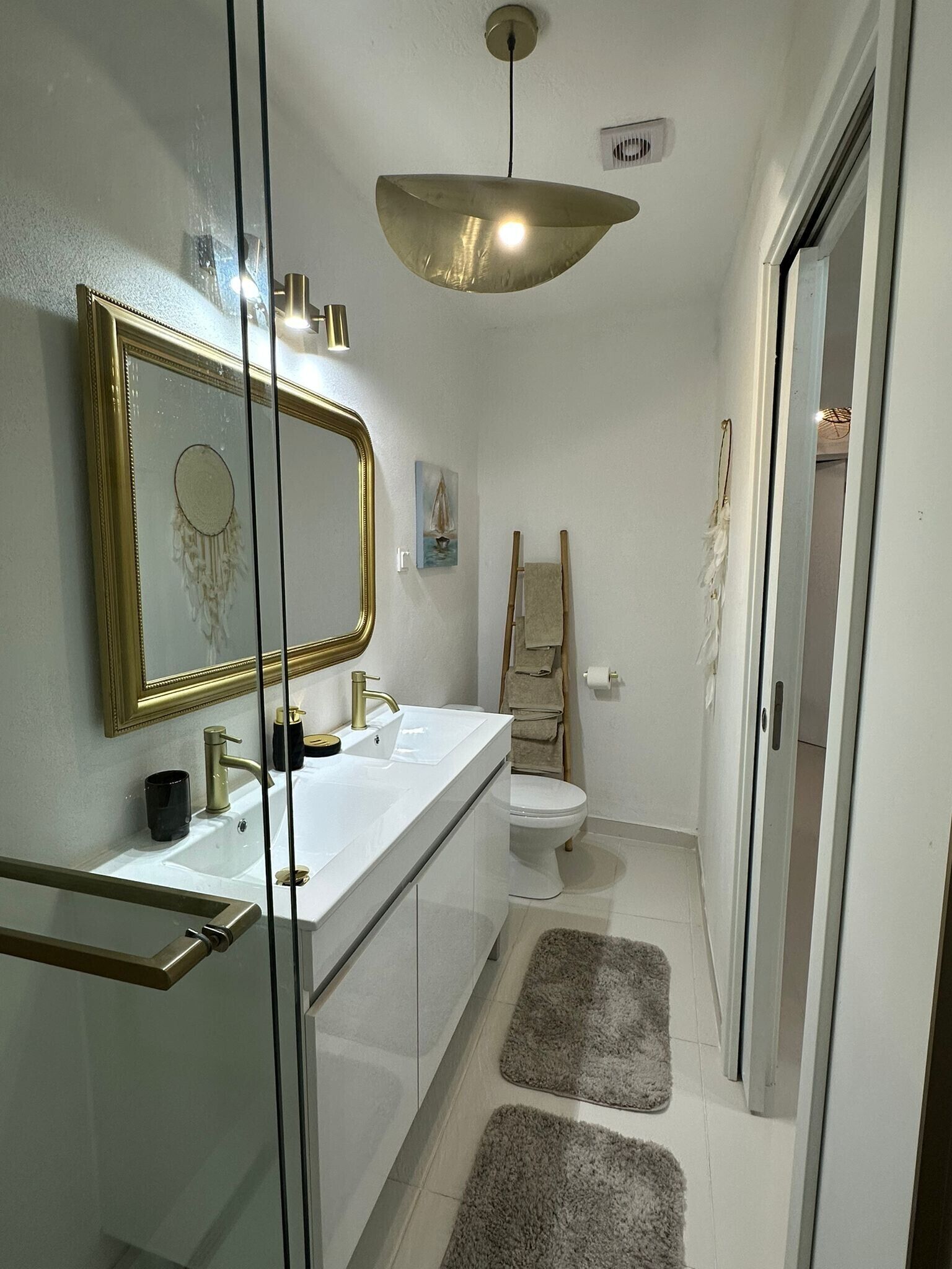 Dusche, Haartrockner, Handtücher