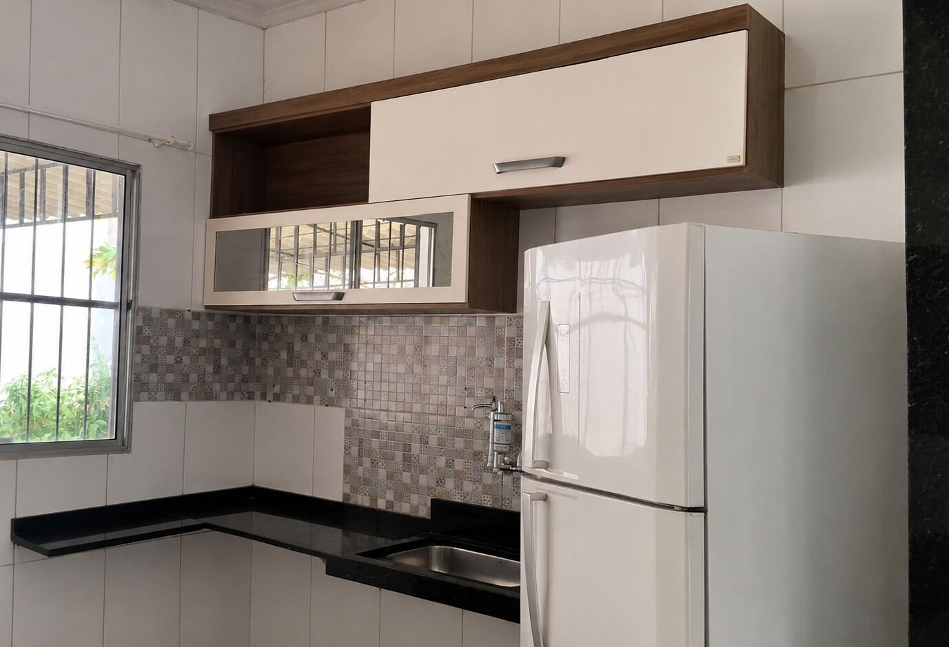 Kühlschrank, Ofen, Herdplatte, Wasserkocher mit Kaffee-/Teezubehör