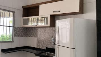 Refrigerador, horno, parrilla de estufa y cafetera y tetera